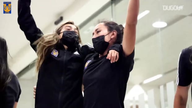 Tigres Femenil players chanting with the fans